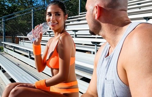 Красивая молодая фитоняшка флиртует с тренером после занять и получает его жилистый член.