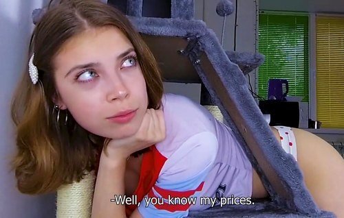 Умудрилась застрять в такой эротичной позе что брательник её чпокнул.