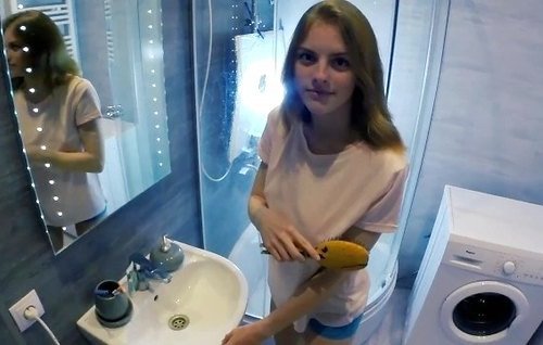 Парень жарит свою игривую молоденькую подругу на стиральной машинке, и когда надо закрывает ей рот чтобы теща не услышала.