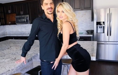 Риелтор показывает белокурой клиентке дом на продажу и какая там шикарная столешница для готовки жареной киски.