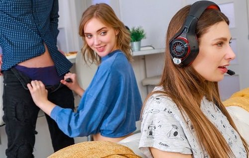 Сестра оказалась мудрее и не променяет внимание парня и секс на игры.