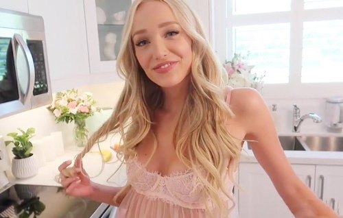 Молодая жена накормила мужика сексом и завтрак не понадобился.