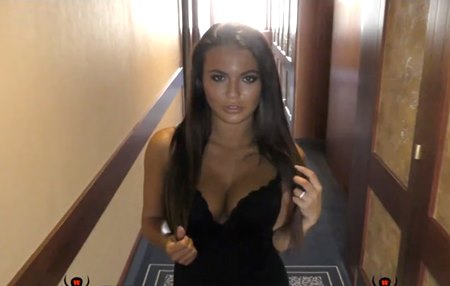 Кастинг загорелой брюнетки с двумя приспешниками Вудмана и двойным проникновением.