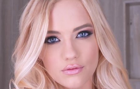 Молоденькая и очень красивая игрушка зрелого мужика.