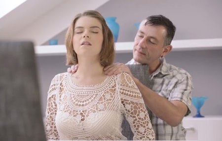 Зрелый мужчина нежно натягивает на член свою милую ученицу.