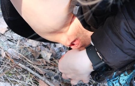 Девушка выгребает сперму изнутри и посылает нахер мудака который кончил в неё в лесу. и .