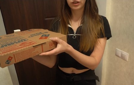 Пиццу Домино ты то доставила, но за такие чаевые нужно еще киской по работать.