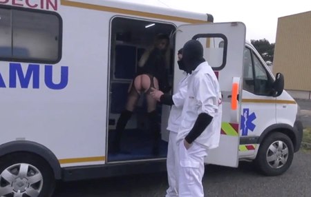 Русская эскортница трахнута французскими ребятами с первой помощи прям в каталажке.