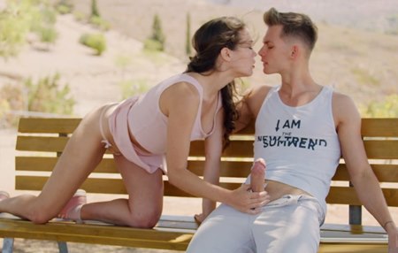 Нежный секс молодой парочки влюбленных, на скамейке, на холме, на закате и во время порывов ветра.