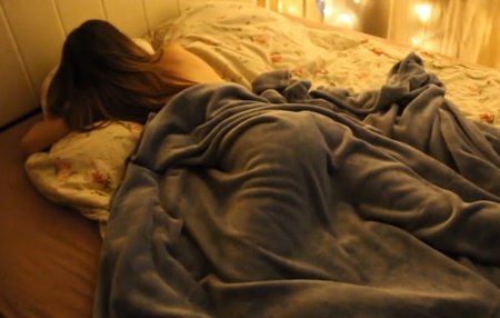 Пальчик так легко вошел в мокрую писю спящей, что парень не опасаясь вошел членом.