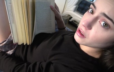 Отчим базарит откладывать дурацкую книжку и хватает за киску.