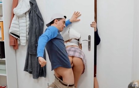 Как испанец трахал свою классную соседку по хостелу, когда врывалась администраторша.