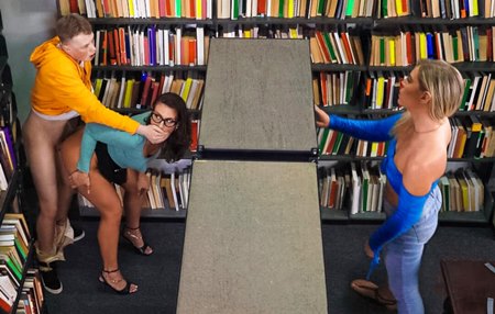 Пока девушка готовилась к экзамену, парень отодрал милфу библиотекаршу.