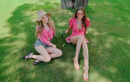 Красотка раскручивает незнакомца на деньги и отдается в киску прям в этом же парке где с подругой и сидели.