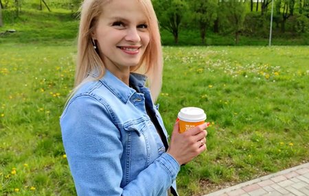 Ведёт нового друга к себе домой. У неё там очень сончая, стекающая оргазмом, бритая пизда.