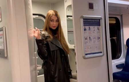 Парень наблюдает как девушка возбуждается в электричке и зовет сходить с ней в туалет.