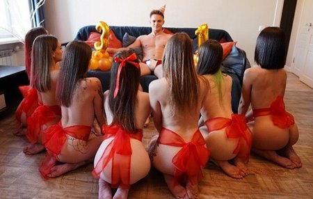 Счастливый русский парень по очереди трахает целую толпу молодых блудниц.