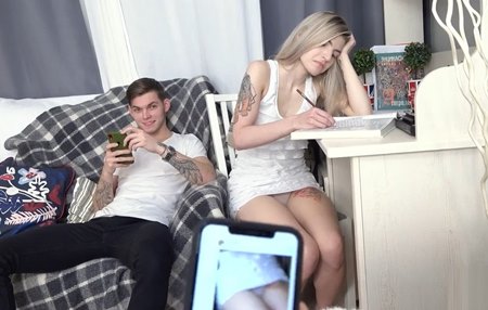 Русские парни готовят однокурсницу к экзамену через двойное проникновение.