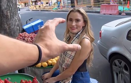 Парень обещает страстной колумбийке более приличный заработок чем здесь на базаре и пикапит её.