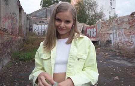 Обаятельная молодуха денюшку пересчитывает и наслаждает незнакомца своей идеально выбритой тугой киской.