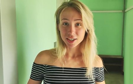 Обменял своей красивой соседке соль на трах её киски в коридоре.