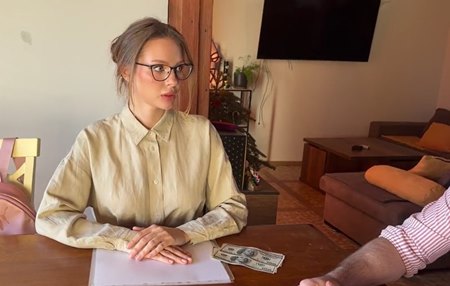 Бородатый чел платит вдесятеро больше за секс с грудастой нянькой и успевает к приходу жены.