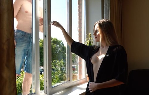 Продинамленная женушка пускает в квартиру мойщика окон чтобы трахнул её.