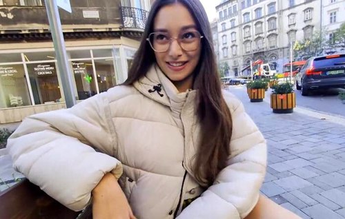 Симпотная брюнетка до флиртовалась с незнакомцем до того, что оказалась у него в постели со спермой в киске.