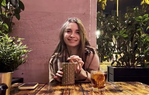 Русский парень спаивает в баре молодую девчонку и ведёт в номер трахать рачком.