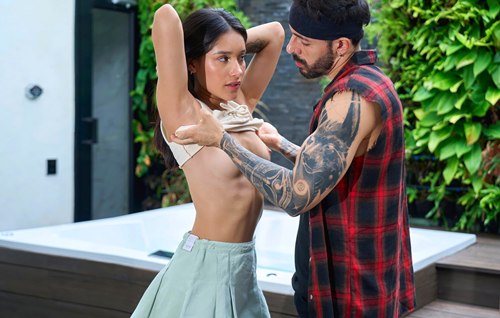 Пикапер страстно трахает красивую испанку, прогуливающуюся без трусиков.