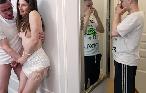 Деваха отдается в сочную жопу свёкру, не собо то маскуруя свое блядство.