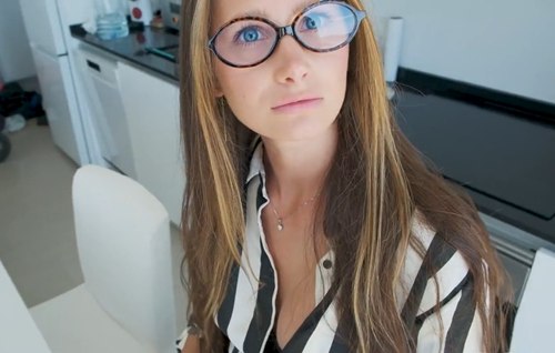 Русскоговорящий испанец трахает новую пассию своего отца и ей очень нравится.